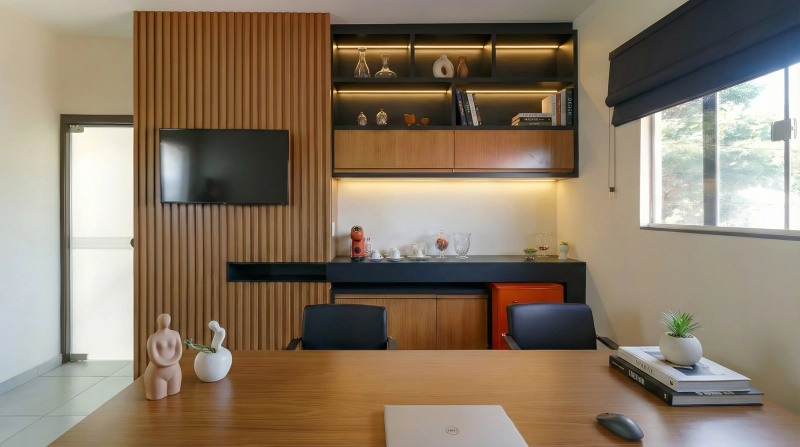 Escritório Master Chief com painel ripado Louro Freijó, marcenaria preta e portas com cava alumínio bronze.